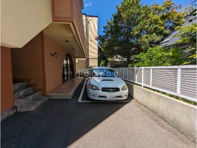 【札幌市西区八軒一条西のマンションの駐車場】