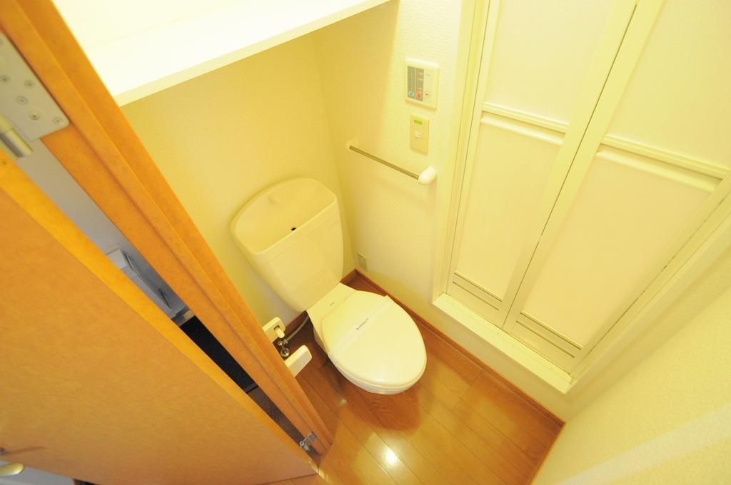 トイレ　快適な温水洗浄便座付きトイレになります。