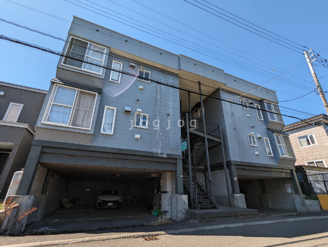 札幌市西区八軒八条西のアパートの建物外観