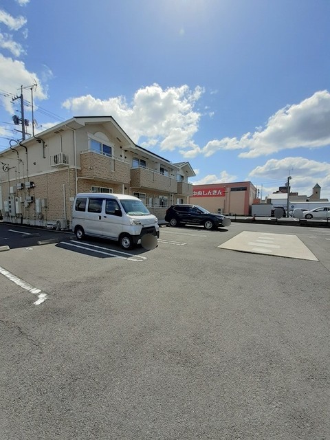 【出雲市渡橋町のアパートの駐車場】