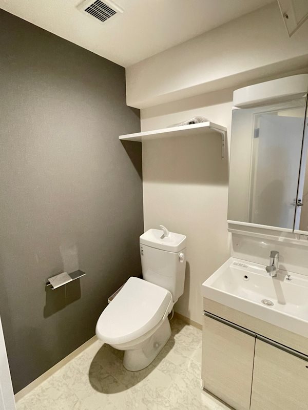 洗面設備　階数によりフロアやクロスの色が異なります。