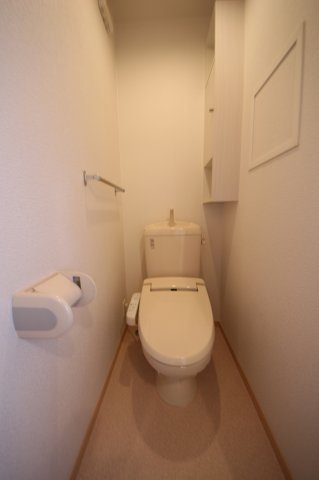 トイレ　落ち着いた色調のトイレです