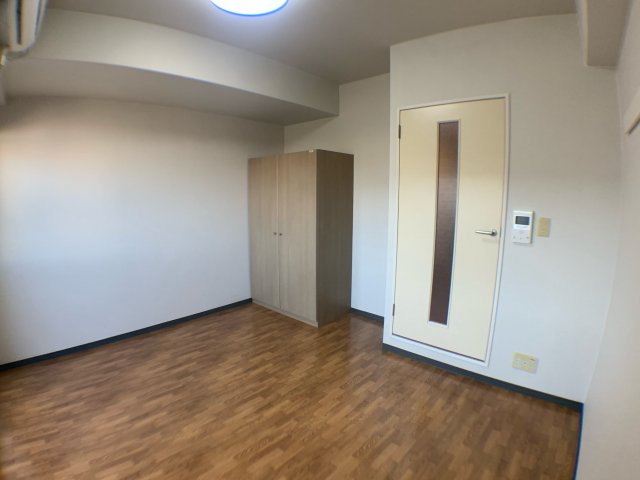 居室・リビング　洋室7.4帖。南向きで日当たり良好。エアコン設置済み！