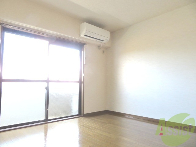 居室・リビング　リビングはこんな感じです。窓が大きくてよく陽が入ってきます。