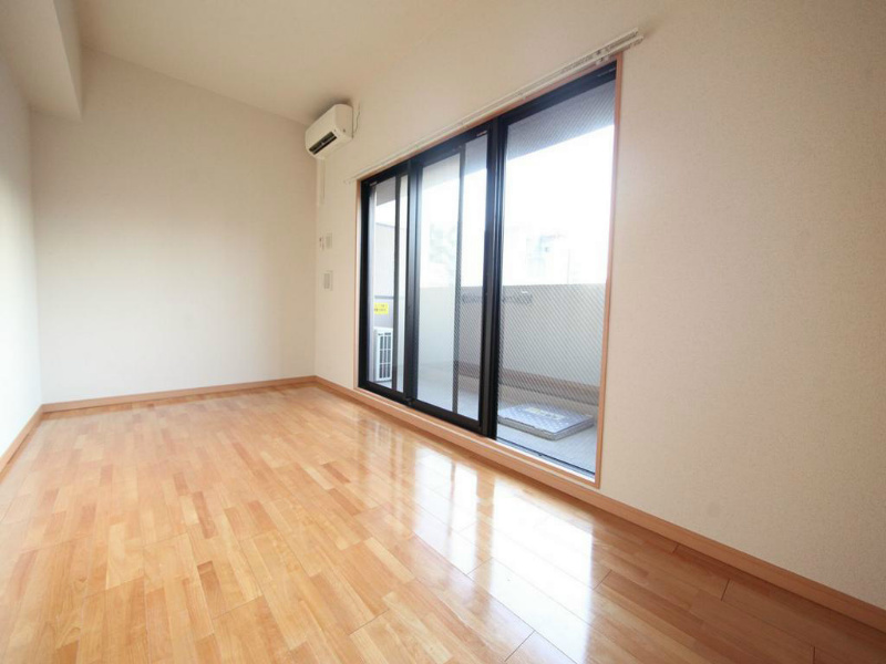 バルコニー　洋室7.3帖　エアコン完備