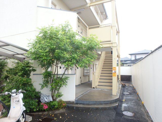 エントランス　落ち着いたエントランスです