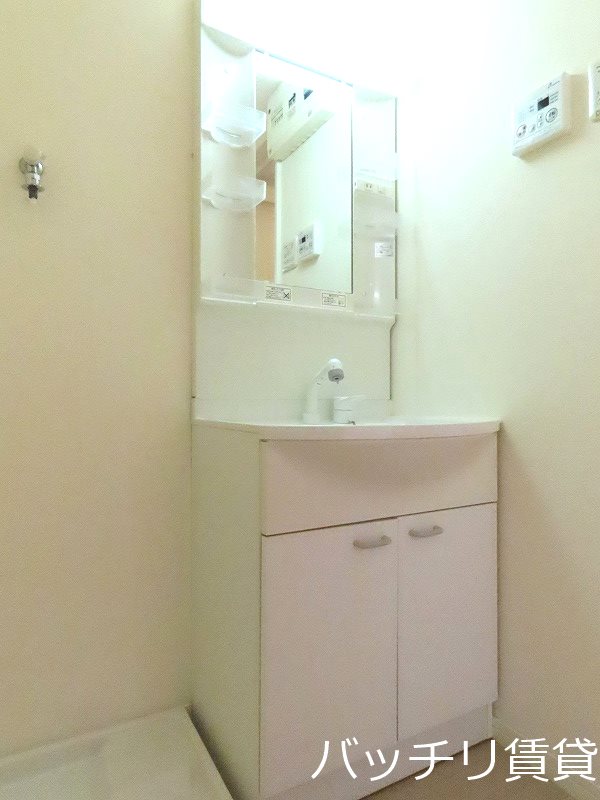 洗面設備　別号室タイプの為、現状を優先致します。