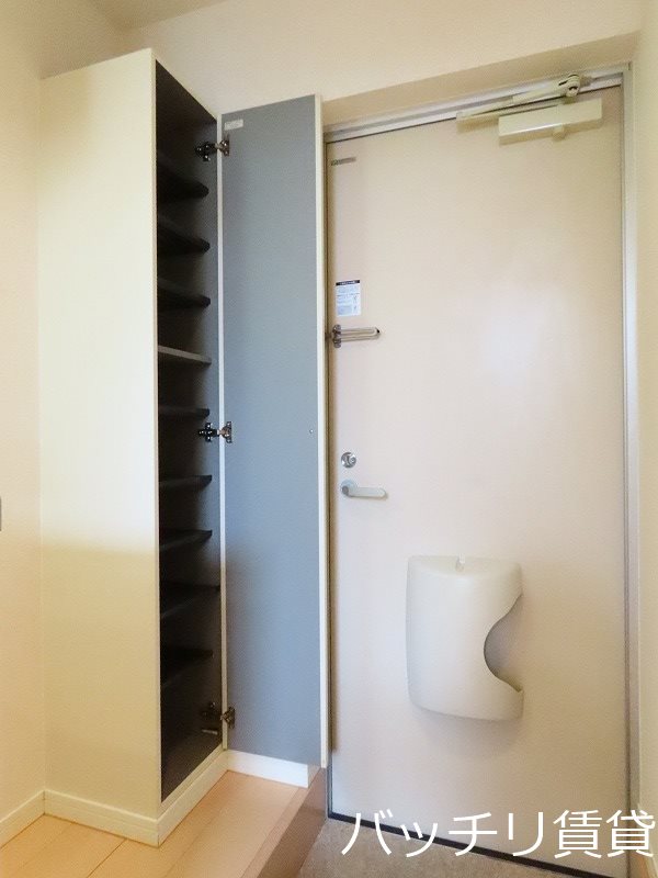 玄関　別号室タイプの為、現状を優先致します。