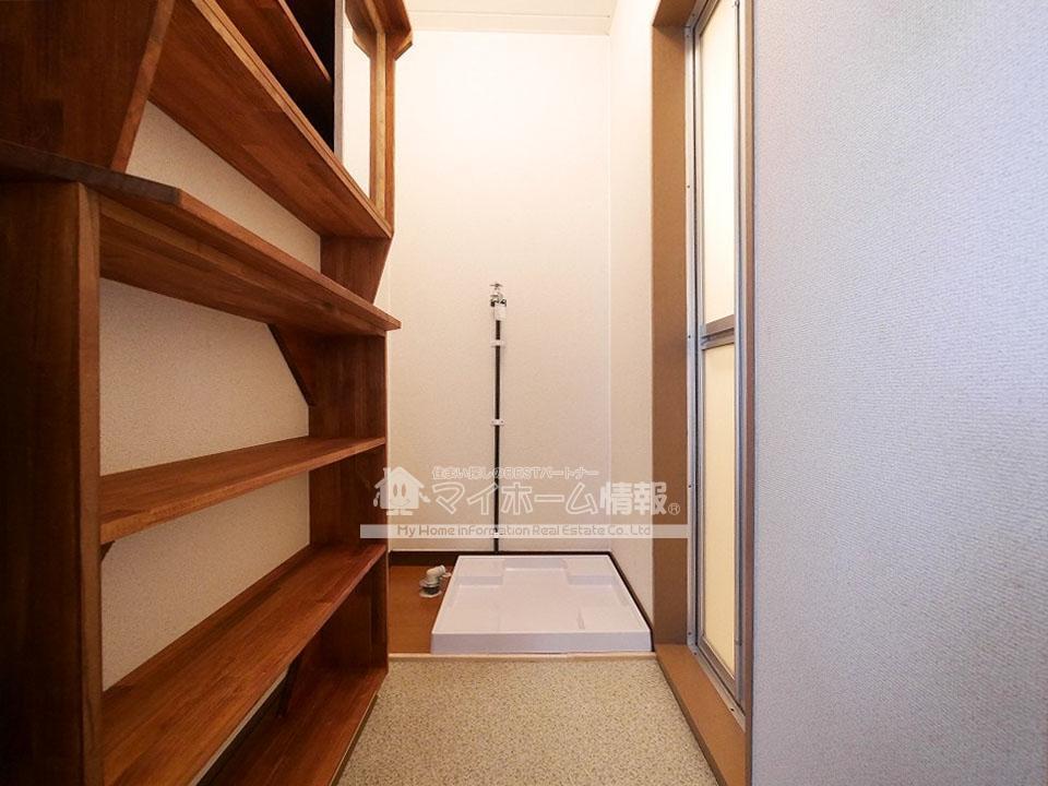 洗面設備　脱衣室には背面棚を設置。片付け上手になれます！