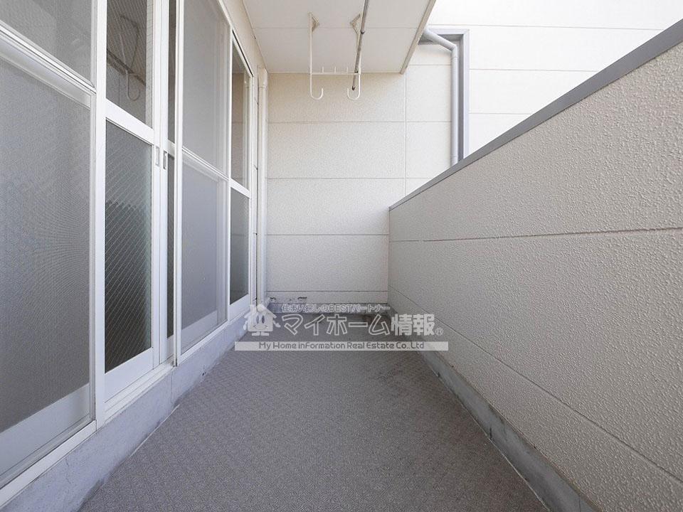 バルコニー　広々としたベランダはお洗濯物もたくさん干せます！