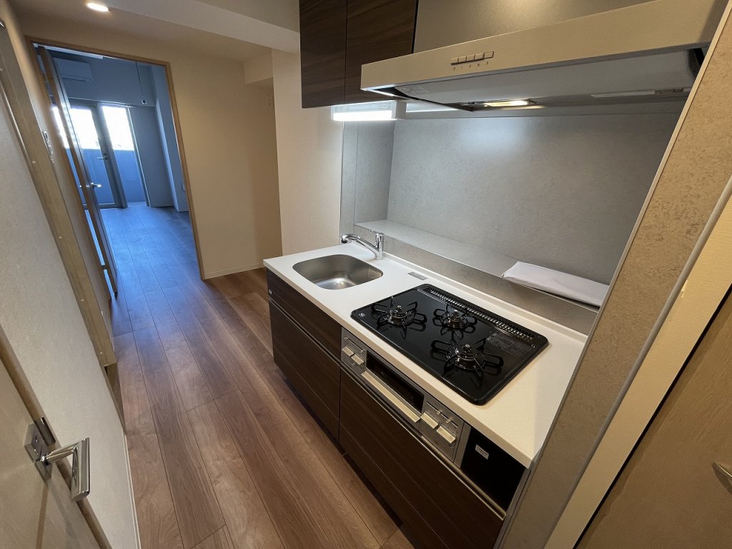 キッチン　３口システムキッチン採用