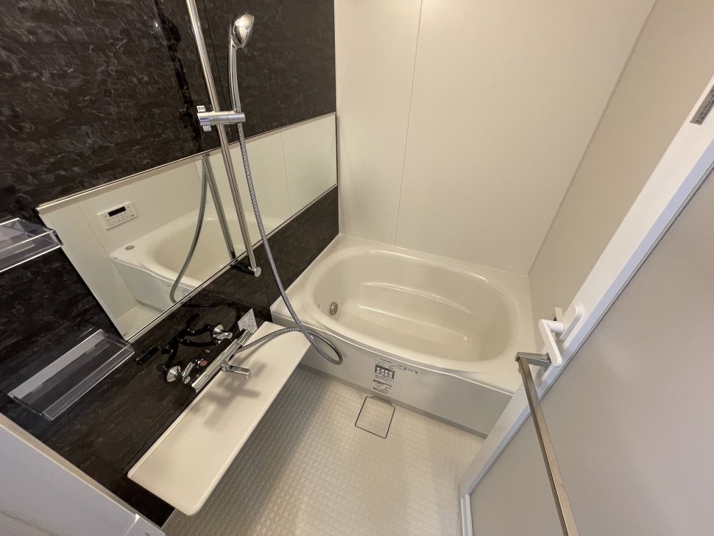 バス・シャワールーム　追焚き・浴室乾燥機　カラーパネル採用バスルーム