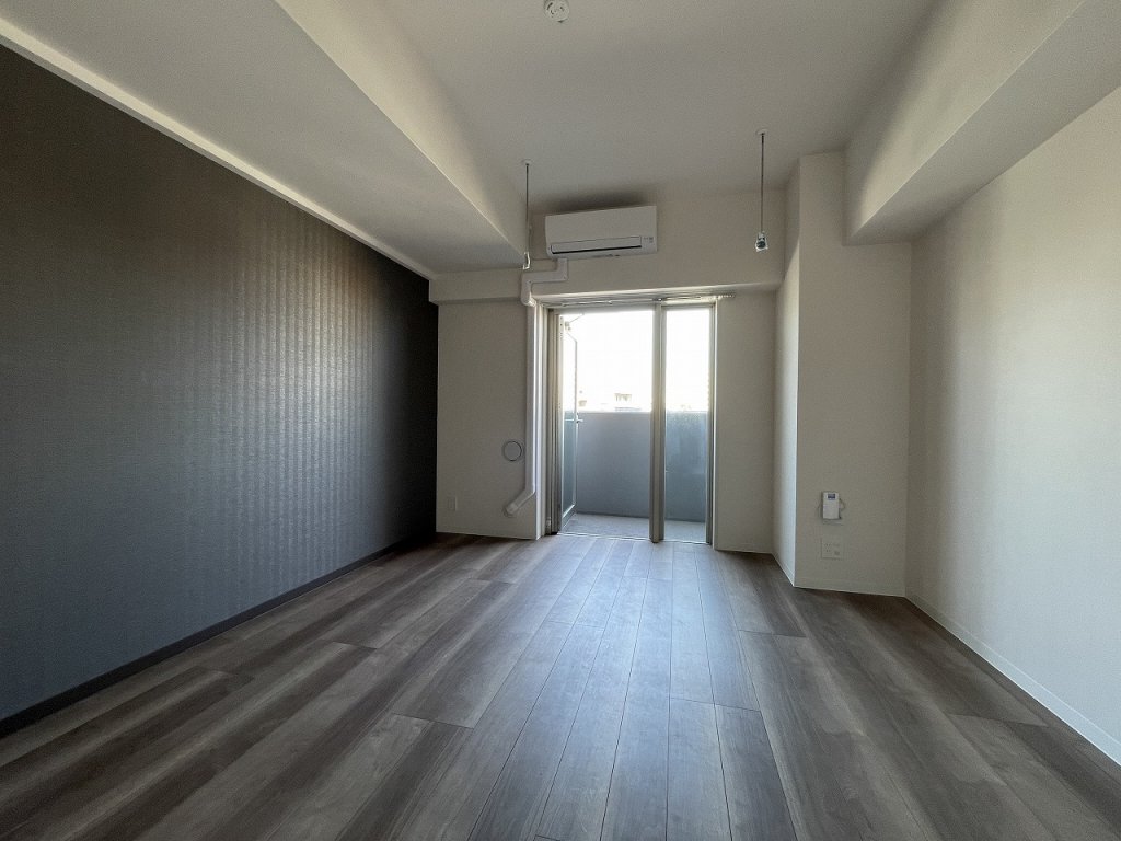 居室・リビング　前面が抜けて明るい室内