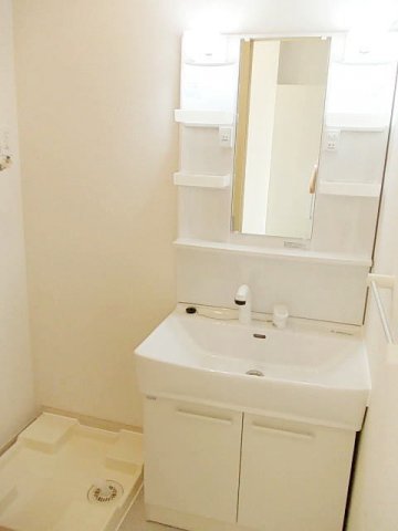 洗面設備　ゆったりとスペースのある洗面所