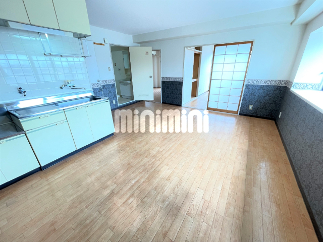 居室・リビング　窓が多く明るいリビングです