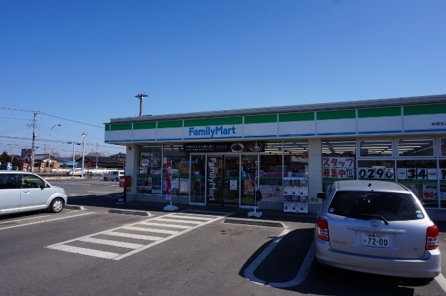 コンビニ　ファミリーマート（コンビニ）まで270m
