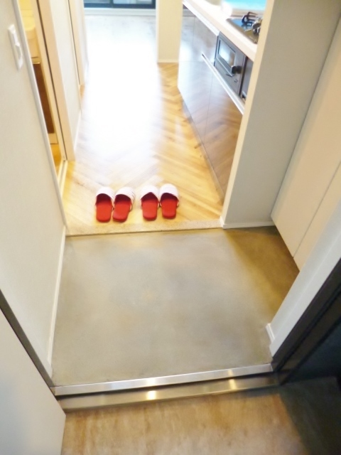 玄関　同型タイプの別のお部屋の写真です。