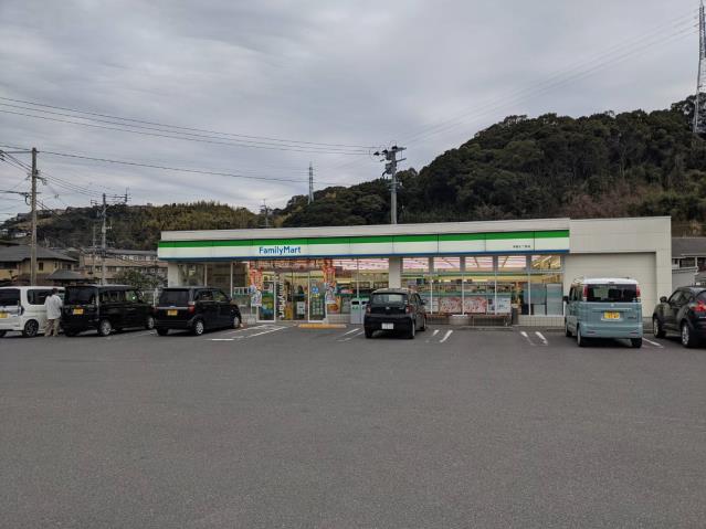 コンビニ　ファミリーマート（コンビニ）まで764m