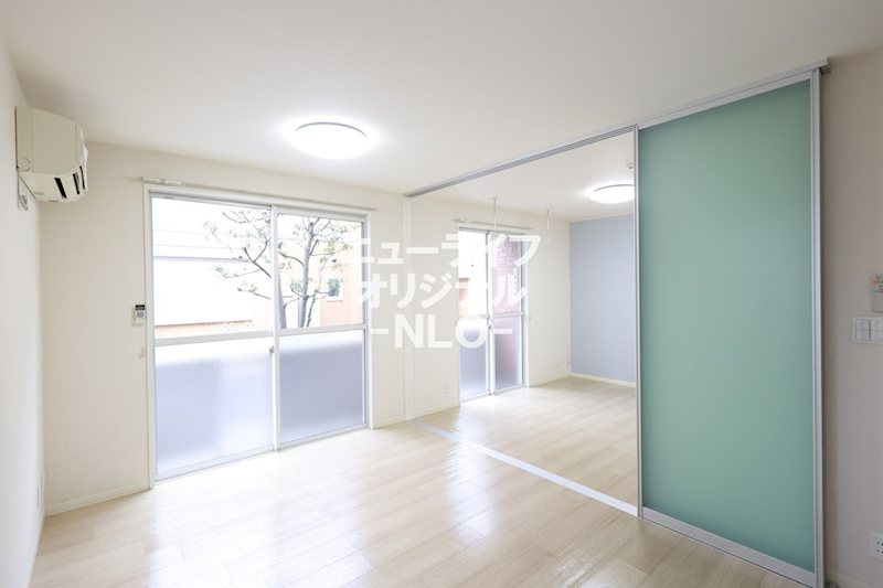 居室・リビング　対面キッチンのあるリビングで、会話が弾みそうです♪