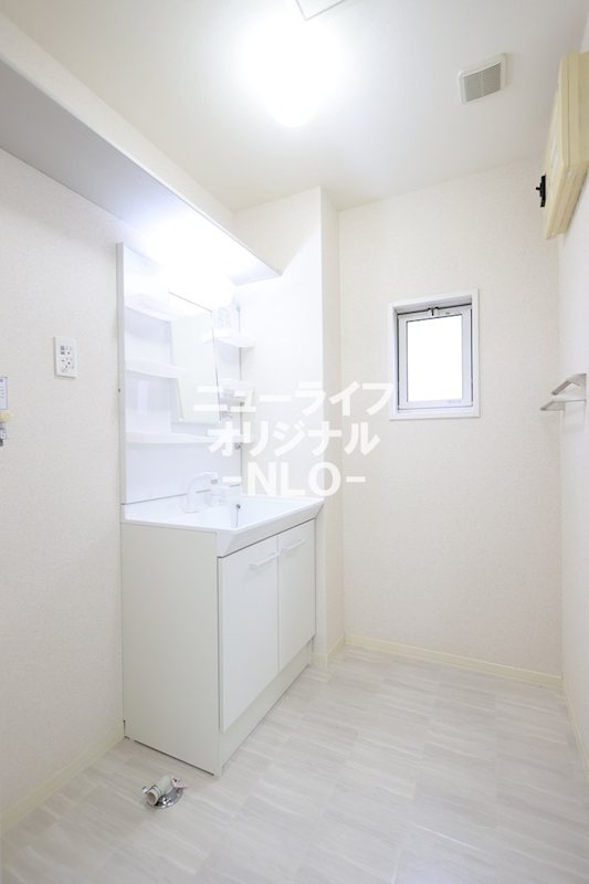 洗面設備　シャワー付き洗面台で忙しい朝でも楽に身支度が出来ます！