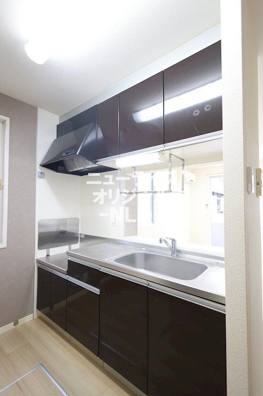 キッチン　窓付きキッチンで明るく換気も出来ます！