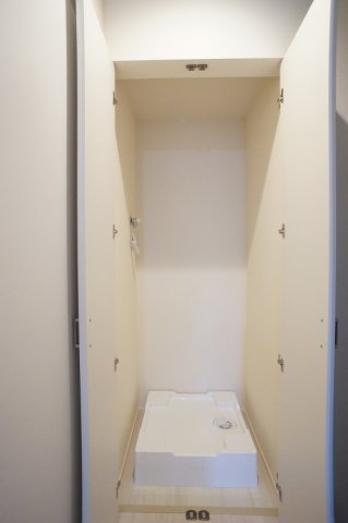 その他設備　扉のある独立した洗濯機置場です
