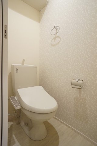 トイレ　暖房洗浄便座付きトイレです