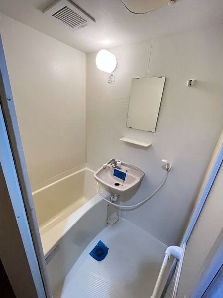 バス・シャワールーム　※写真は同じマンションの違う部屋のものになります。