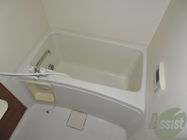 バス・シャワールーム　広いバスタブで足を延ばせてゆっくりできますね。