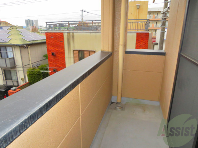 バルコニー　広いバルコニーでお洋服やお布団も干せますね。