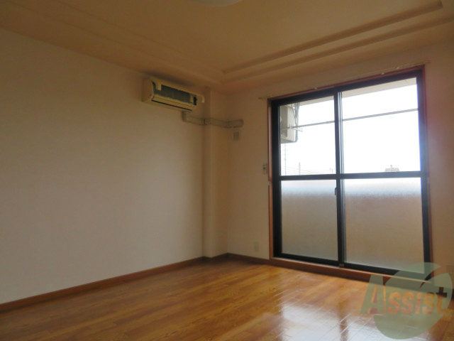 居室・リビング　大きな窓で、光がたくさん差し込みますねー。