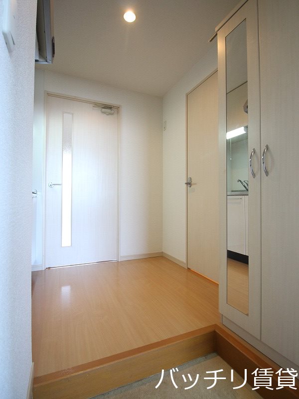 玄関　※同型タイプ写真の為、現状優先。