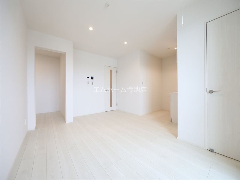 居室・リビング　LDK10.8帖　エアコン付　バルコニーに面しています　同仕