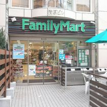 コンビニ　ファミリーマート表参道北店（コンビニ）まで525m