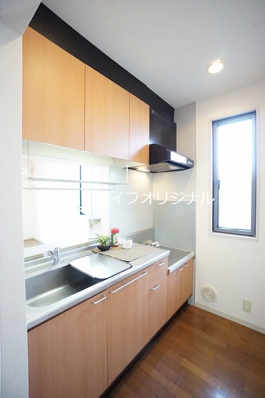 キッチン　キッチンには小窓つき