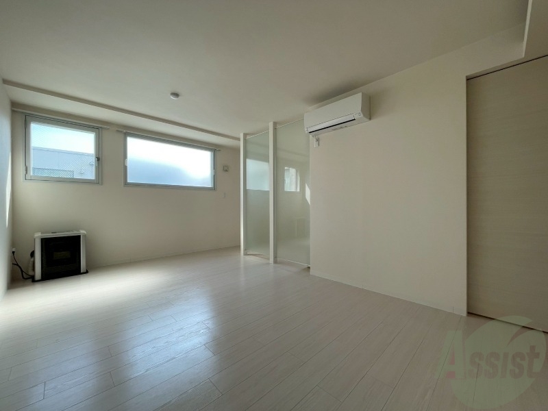 居室・リビング　木目のフローリングは落ち着きのある印象のお部屋になりますね。