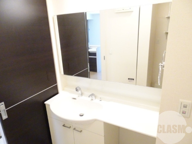 洗面設備　鏡の大きなシャンプードレッサー♪