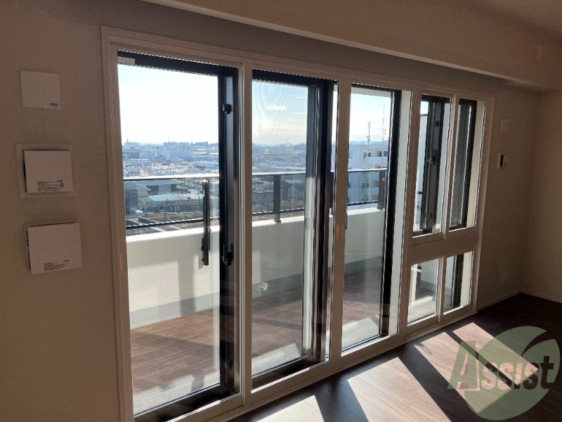 トイレ　窓も大きくリビングが明るく生活しやすいように感じました。