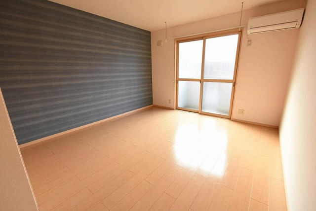 居室・リビング　エアコン付きで快適に過ごせます♪