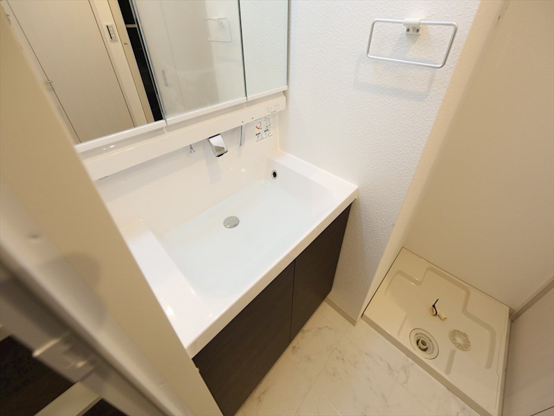 洗面設備　脱衣所　独立洗面台（シャンプードレッサー付）収納スペース有