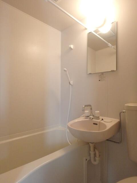 バス・シャワールーム　清潔感のある浴室