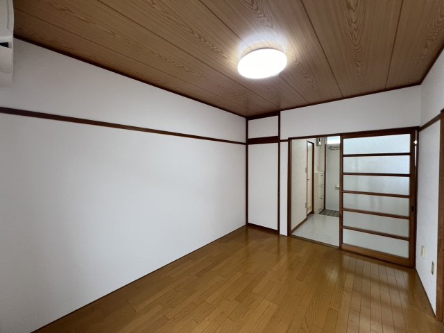 居室・リビング　２０８号室の写真参照
