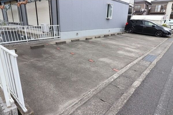 駐車場　駐車場があるので、車を買う予定の方も安心です
