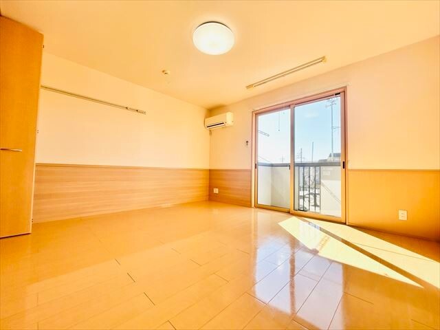 居室・リビング　同一建物内２０５号室内装写真転載