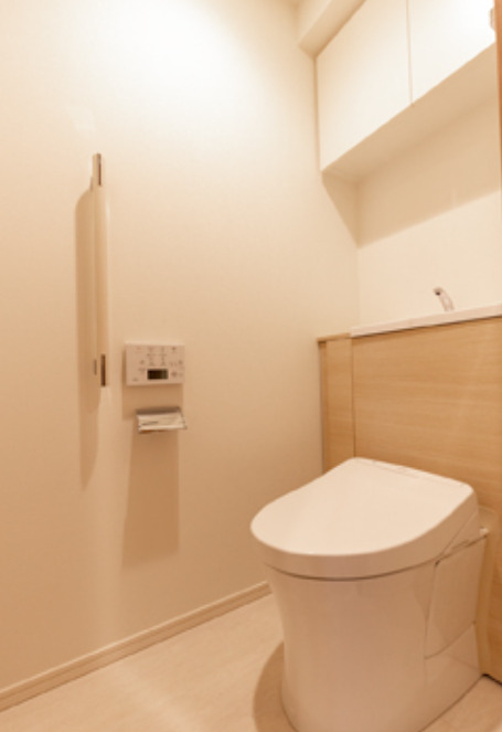 トイレ　落ち着いた色調のトイレです