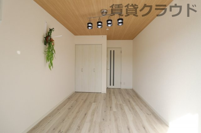 居室・リビング　天井アクセントがおしゃれなお部屋♪