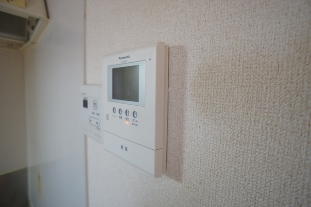 セキュリティ　来訪者の姿を確認できるＴＶモニター付インターホン設置済です！