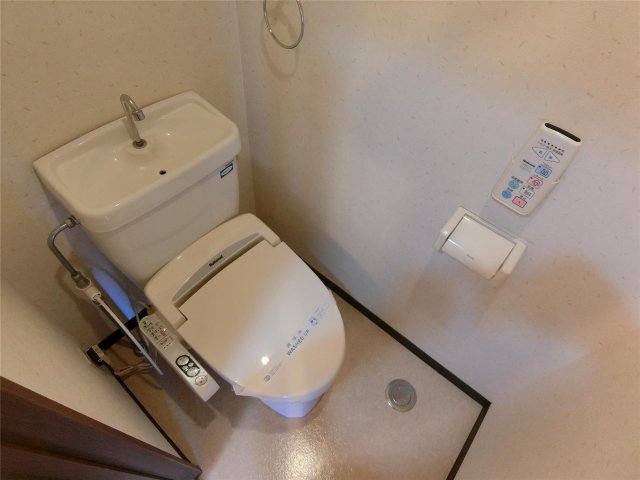 トイレ　ウォシュレット付の洋式トイレです♪