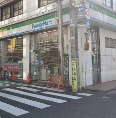 コンビニ　ファミリーマート幡ヶ谷駅南店（コンビニ）まで320m