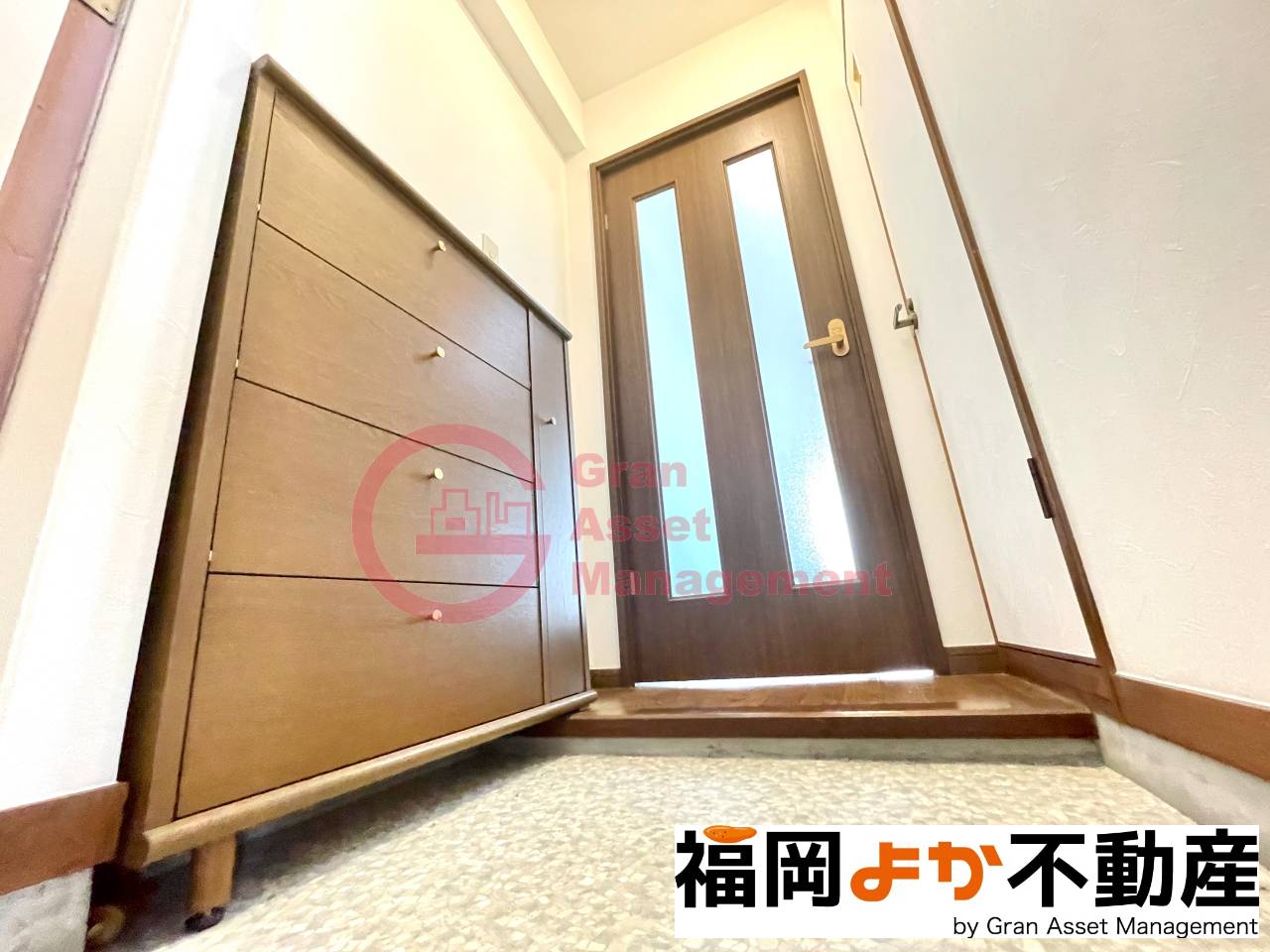 玄関　収納もある玄関です